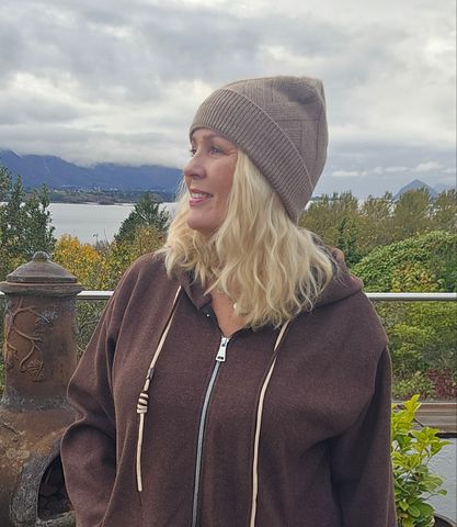 Hovedbilde ESSENZA YVA BEANIE (100 % Cashmere) – Taupe