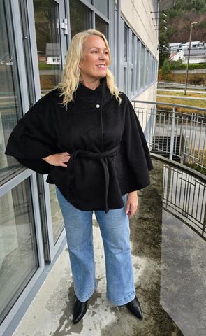 Hovedbilde NO&Euml;LLE EDITION CAPE – black 