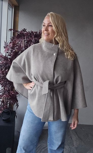 NO&Euml;LLE EDITION CAPE – mocha taupe 
