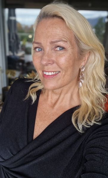 SHOP THE LOOK - Andi Blouse & Midi skirt