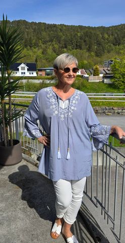 Hovedbilde ELIN BLOUSE – DUSTY BLUE/ GREY & WHITE