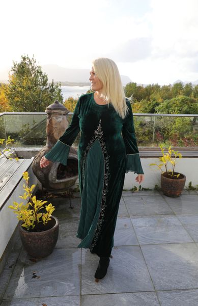 ALVA VELVET DRESS - alle farger