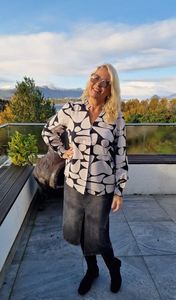 SHOP THE LOOK - Bluse & denim skj&oslash;rt
