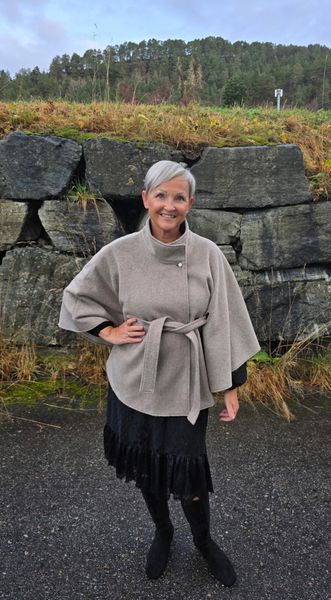 NO&Euml;LLE EDITION CAPE – mocha taupe 