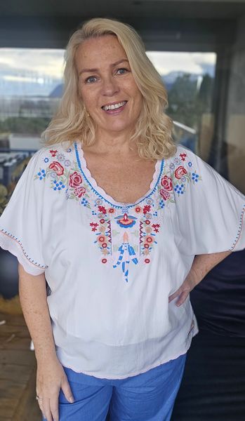 PUGLIA BLOUSE- Lys bunn med broderi i bl&aring; og r&oslash;de nyanser